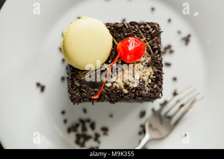 Haut voir l'image de magnifique cake maison avec du chocolat et de l'écrou et saupoudre de cerise et de crème au beurre.bravemec. Banque D'Images