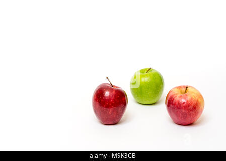 Trois pommes fraîches isolées sur fond blanc avec copie espace Banque D'Images