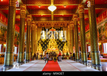 Loei, Thaïlande - 26 juin 2015 : les touristes bouddhistes adorant Bouddha en or dans l'image de l'église bouddhiste à Loei, Thaïlande Banque D'Images