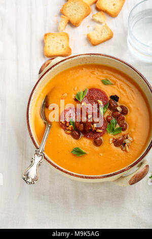 Soupe de potiron savoureux avec des haricots, de l'alimentation Banque D'Images