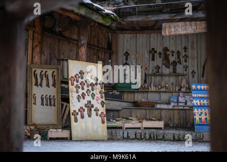 Karpacz, Pologne - Février 2018 : Artisan boutique de souvenirs religieux avec des aimants de réfrigérateur en hiver resort Banque D'Images