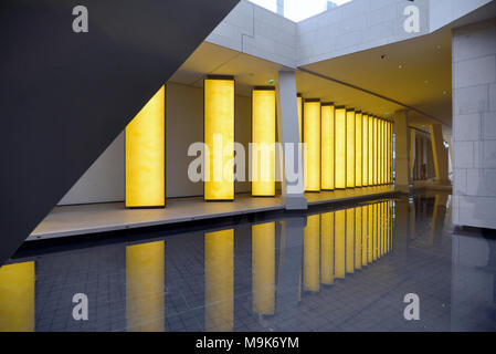 Des effets d'éclairage et bassin ornemental à la fondation Louis Vuitton Art Museum & Cultural Center (2006-14) conçu par Frank Gehry, Paris, France Banque D'Images
