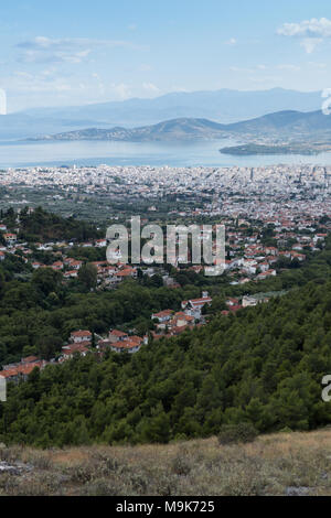 Viwe de la ville grecque de Volos et le pagasean golfe Banque D'Images