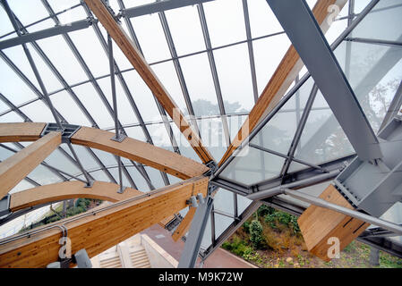 Toit en métal et bois, cadre une sténose ou une fondation Louis Vuitton Art Museum & Cultural Center (2006-14) conçu par Frank Gehry, Paris, France Banque D'Images