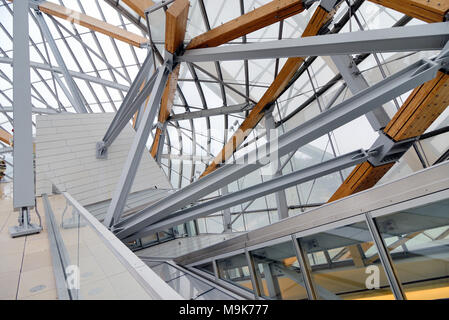 Toit en verre et structure du toit de la fondation Louis Vuitton Art Museum & Cultural Center (2006-14) conçu par Frank Gehry, Paris, France Banque D'Images