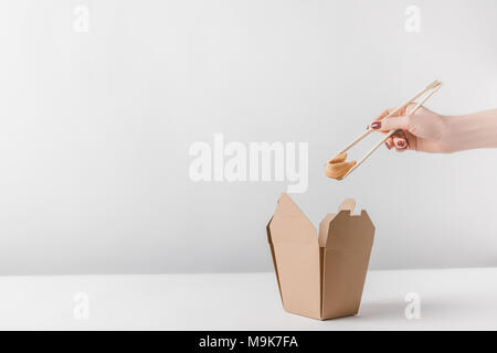 Portrait of woman holding biscuit de fortune chinois avec des baguettes Banque D'Images