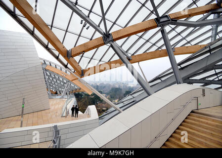 Terrasse sur le toit de la fondation Louis Vuitton Art Museum & Cultural Center (2006-14) conçu par Frank Gehry, Paris, France Banque D'Images