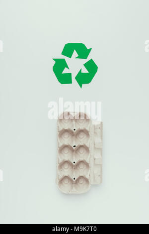 Vue de dessus de recycler le carton vide et signe fort d'oeufs isolé sur gray Banque D'Images