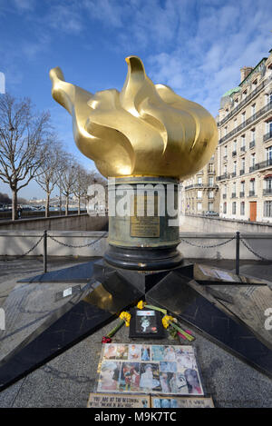 Flamme de la Liberté (1989) une réplique de cuivre doré de la Statue de la liberté Paris la flamme (adoptée en tant que mémorial officieux à la princesse Diana) Banque D'Images