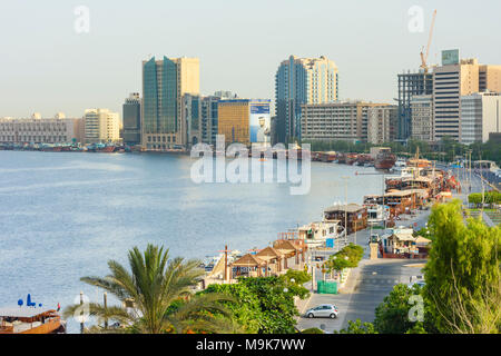 Restaurant flottant amarrés les bateaux et les dhows le long de Dhow quai, la Crique de Dubaï, Deira, DUBAÏ, ÉMIRATS ARABES UNIS Banque D'Images