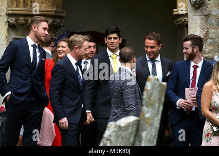 Le mariage de l'Angleterre cricket star Ben Stokes à Claire Ratcliffe au St Mary de la Vierge, l'Église est Brent, Somerset. L'ancien capitaine de l'Angleterre Alast Banque D'Images