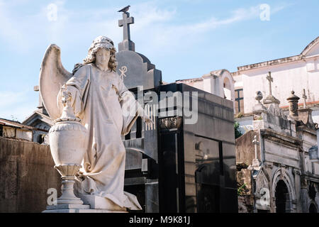 Un stone angel statue avec une urne au cimetière de Recoleta à Buenos Aires, Argentine Banque D'Images