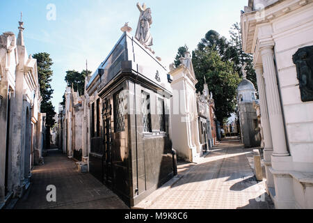 Des sentiers et des tombeaux de marbre au cimetière de Recoleta à Buenos Aires, Argentine. Banque D'Images