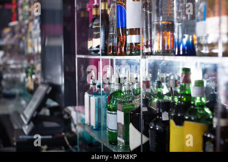 Image de boissons différentes sur la vitrine du bar dans une boîte de nuit Banque D'Images