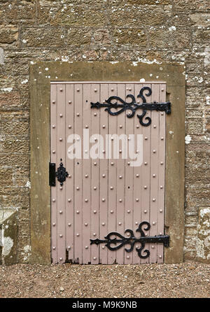 Une porte en bois cloutée avec des charnières en fer sur le côté de Panbride église près de Carnoustie en Ecosse Angus. Banque D'Images
