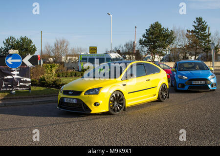 2006 jaune Focus St-3 2521cc à hayon à essence; North-West Supercar événement à l'arrivée des voitures dans la station côtière de Southport. Sur l'esplanade du front de mer, les supercars sont les plus grands classiques du monde. Les passionnés de voitures de sport et de voitures d'époque profitent d'une journée de pilotage. Banque D'Images