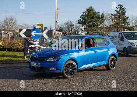 2017 Blue Skoda Fabia Monte Carlo TSI 4dr 999cc à l'occasion de l'événement Supercar du Nord-Ouest, les voitures et les touristes arrivent dans la station côtière par une chaude journée de printemps. Banque D'Images