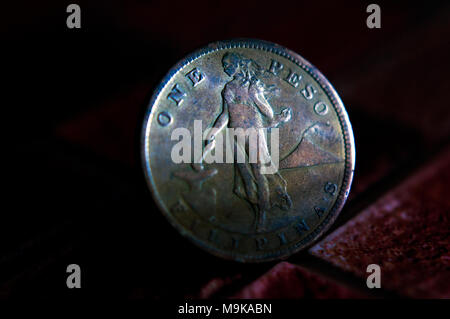 Philippine peso 1908 silver coin frappées sous souveraineté américaine, et montrant une femme avec un marteau et enclume Banque D'Images