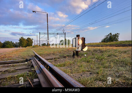 Le poste de gouverne et les pistes avec la traction électrique en Pologne Banque D'Images