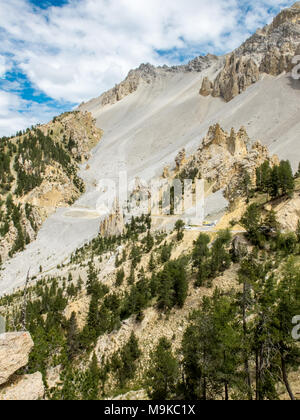 Avis de Casse Deserte, zone rocheuse autour de la route en montant vers le Col d'Izoard dans Alpes, paradis pour les motards. Banque D'Images