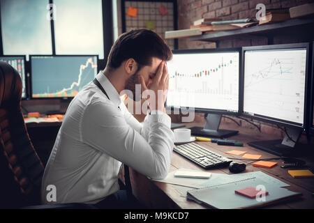 Frustrés par la baisse de la bourse de trader a souligné l'automne sur l'ordinateur en ligne graphiques, investisseur désespérément triste choqués par la faillite, crise financière Banque D'Images