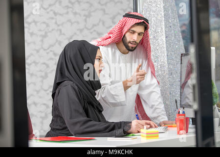L'arabe business couple travaillant ensemble sur le démarrage du projet au bureau moderne. Banque D'Images
