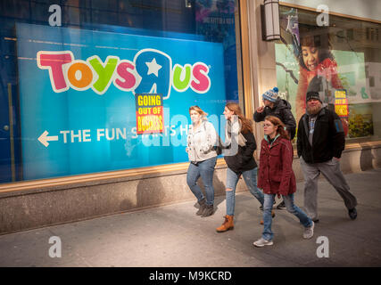 Les panneaux installés sur la fenêtre de la boutique Toys R Us de Times Square à New York, le vendredi 23 mars 2018, annoncer que le magasin est la fermeture et la liquidation a commencé. Toys R Us est la liquidation et la fermeture de toutes les 735 de ses magasins aux États-Unis. Le PDG de MGA Entertainment, Issac Larian, le fabricant de la poupées Bratz, a annoncé une contribution de 200 millions de dollars, et la création d'un campagne GoFundMe, d'économiser environ 400 des 735 magasins de clôture. (Â© Richard B. Levine) Banque D'Images