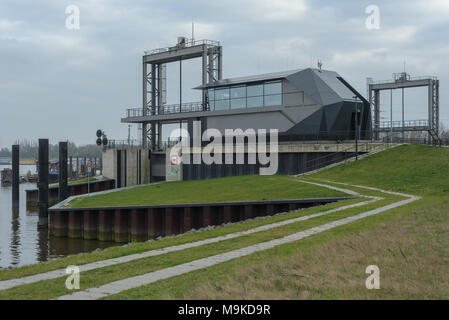 Hambourg, Allemagne - le 18 mars 2014 : Ernst-August-Lock relie le fleuve Elbe et Ernst-August-canal. Banque D'Images