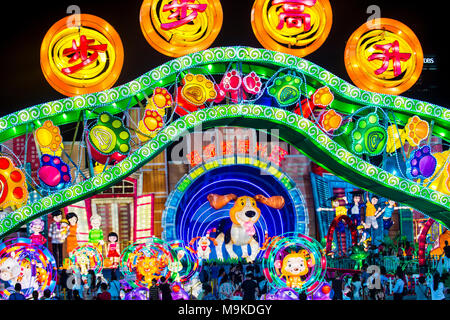 Les lanternes de célébration de l'année du chien à la rivière Hongbao à Singapour Banque D'Images