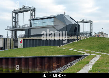 Hambourg, Allemagne - le 18 mars 2014 : Ernst-August-Lock relie le fleuve Elbe et Ernst-August-canal. Banque D'Images