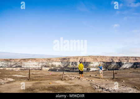 Un couple de touristes à pied de la barrière de corde près de cratère Halemaumau, Volcanoes National Park, California, USA. Banque D'Images