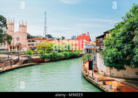 L'église de St Francis Xavier et canal à Malacca, Malaisie Banque D'Images