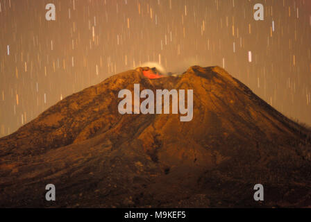 L'Indonésie. 26Th Mar, 2018. vu de derrière le volcan sinabung startrail, lorsque le sommet encore le feu. Credit : Sabirin Manurung/Pacific Press/Alamy Live News Banque D'Images