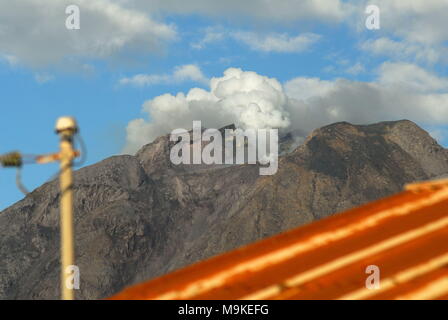 L'Indonésie. 26Th Mar, 2018. vu sur le sommet du mont sinabung fumé entièrement par la solfatare de naman village. Credit : Sabirin Manurung/Pacific Press/Alamy Live News Banque D'Images