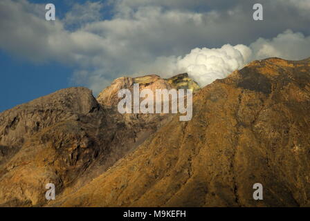 L'Indonésie. 26Th Mar, 2018. vu sur le sommet du mont sinabung fumé entièrement par la Solfatare. Credit : Sabirin Manurung/Pacific Press/Alamy Live News Banque D'Images