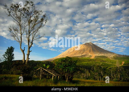 L'Indonésie. 26Th Mar, 2018. vu une maison en raison de l'inutilisé éruption du mont Sinabung dans le village d'Sukanalu. Credit : Sabirin Manurung/Pacific Press/Alamy Live News Banque D'Images