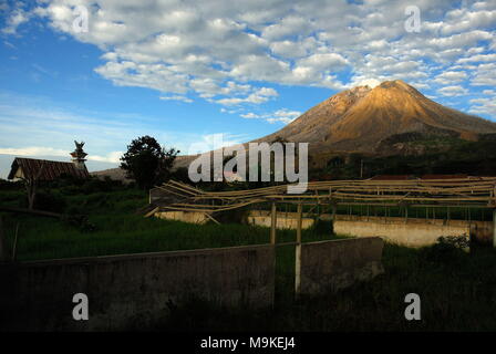 L'Indonésie. 26Th Mar, 2018. vu bâtiment de l'école qui n'est plus utilisé dans sukanalu village en raison de l'éruption du mont Sinabung. Credit : Sabirin Manurung/Pacific Press/Alamy Live News Banque D'Images