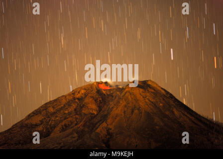 L'Indonésie. 26Th Mar, 2018. vu de derrière le volcan sinabung startrail, lorsque le sommet encore le feu. Credit : Sabirin Manurung/Pacific Press/Alamy Live News Banque D'Images