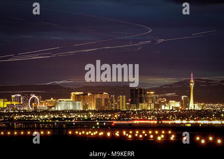 Avions volent sur le Strip de Las Vegas et de la Nellis Air Force Base, au Nevada, le 21 mars 2018. La Nellis est situé à 15 miles au nord de la bande de Las Vegas et d'accueil pour l'Armée de l'Air Warfare Center, le plus grand et le plus exigeant à l'entraînement au combat aérien avancé de sa mission dans le monde. (U.S. Air Force photo illustration par un membre de la 1re classe Andrew D. Sarver)