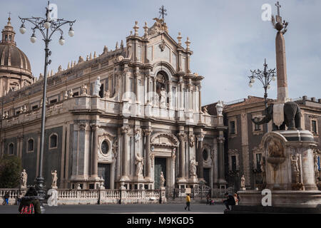 Place Piazza del Duomo avec la façade de la cathédrale et de la fontaine de l'éléphant', 'u Liotru symbole de Catane, Sicile, Italie. Banque D'Images