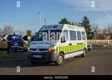 Unité de premiers soins de l'ambulance St John lors de l'événement de Supercar du Nord-Ouest, car les voitures et les touristes arrivent dans la station côtière. Les supercars se trouvent sur l'esplanade du front de mer, tandis que les passionnés de voitures classiques et d'époque profitent d'une journée de pilotage. Banque D'Images