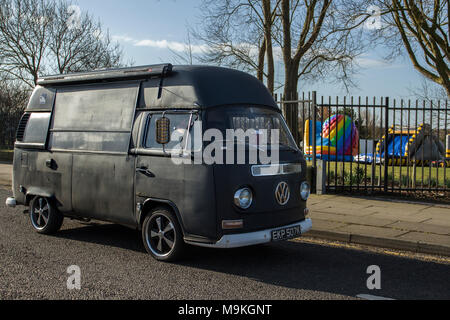 1972 70s noir 1584cc essence Type 2 VW Volkswagen Camper van, autohome, Campervan, 70s Old Camper window van, Campervans, motorhomes arrivent dans la station côtière. Banque D'Images