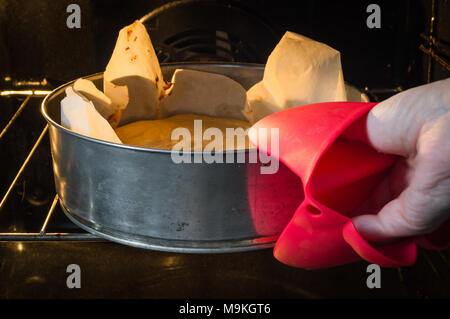 Biscuit gâteau est placé dans le four de boulangerie et il y à une température élevée selon une recette Banque D'Images