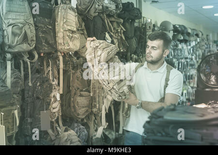 Le choix de l'homme européenne positive sac à dos textile fusil en militaire shop Banque D'Images