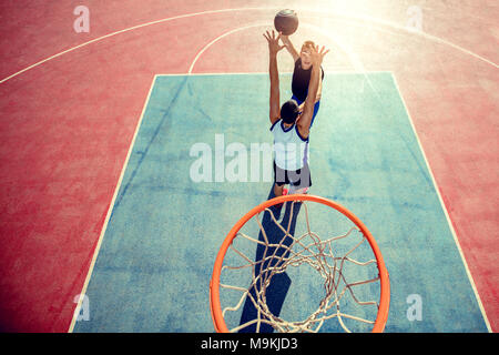 Portrait de joueur de basket-ball Basket dunk en hoop Banque D'Images