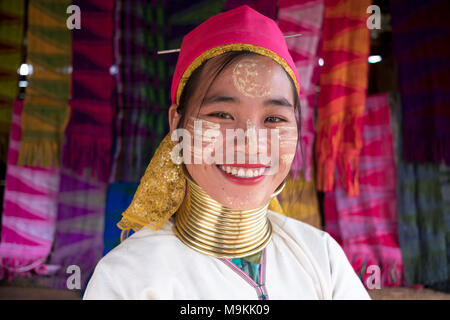 Ma Tha qui fait partie de la tribu Kayan, attend les touristes à visiter sa boutique. Panpet, l'État de Kayah, Myanmar. Banque D'Images