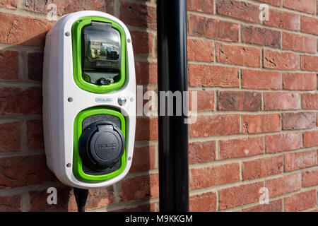 Un Rolec, domestiques, voiture électrique point de recharge sur le mur d'une maison. Banque D'Images