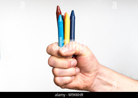 Certains crayons de cire multicolore dans la main Banque D'Images