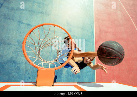 Portrait de joueur de basket-ball Basket dunk en hoop Banque D'Images