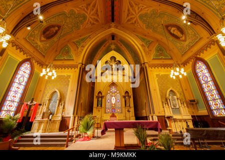 Santa Cruz, Californie - le 24 mars 2018 : Autel de l'Église catholique Holy Cross. Banque D'Images